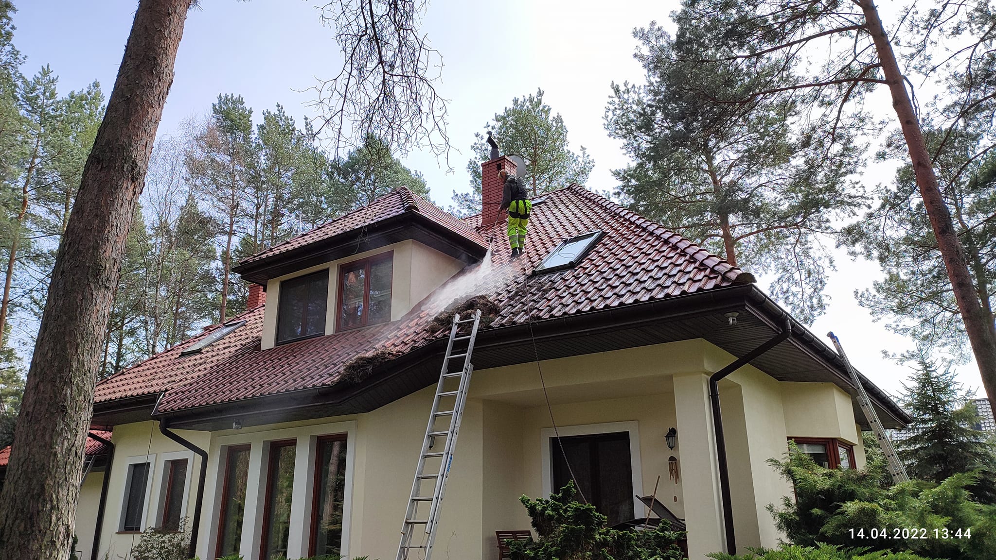 Roof Cleaning Service